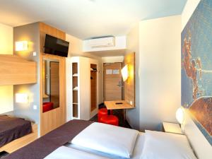 马格德堡B&B HOTEL Magdeburg-City的配有一张床和一张书桌的酒店客房