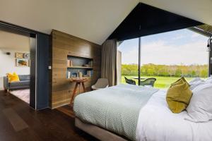 洛尔布拉勒斯Feldon Valley的一间卧室设有一张大床和一个大窗户