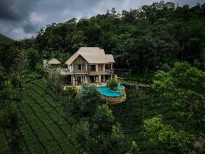 瓦加蒙Tea & Tranquility的山丘上房屋的空中景致