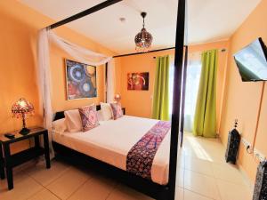 塞博河畔卡莱塔Suite Marrakech Beach, La Graciosa.的一间卧室配有一张床和一面大镜子