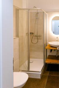 塔勒Aneton Garni Hotel的带淋浴、卫生间和盥洗盆的浴室