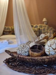 沃尼扎Maria's Paradise的床上装满了不同物品的篮子