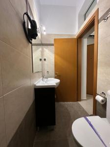 雅典Elegant Escapes 5的一间带水槽和镜子的浴室