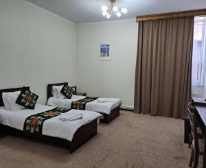 奥什Ocean hotel的酒店客房设有两张床和窗户。