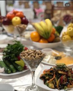 希瓦Shokhjakhon Parvoz的桌上放有食物和水果盘的桌子