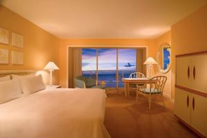 加拉班塞班凯悦酒店的酒店客房设有一张床,享有海景。