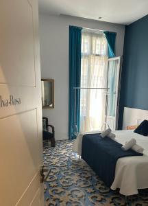 瓦伦西亚L'Esplai Valencia的酒店客房设有床和窗户。