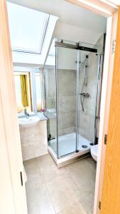 伦敦3 Bedroom house in Camberwell的带淋浴、卫生间和盥洗盆的浴室