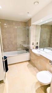 伦敦3 Bedroom house in Camberwell的带浴缸、卫生间和盥洗盆的浴室