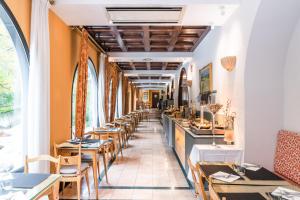 安道尔城Hotel Spa Termes Carlemany的配有桌椅的餐厅走廊