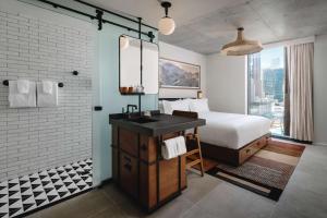 奥斯汀Tommie Austin, JDV by Hyatt的一间带一张床和一张书桌的卧室以及一间浴室。