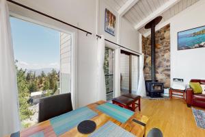 斯德特莱恩Sunrise Serenity at Tahoe Village的客房设有床和大窗户。