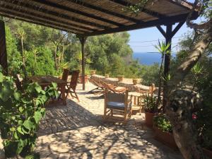 科尔萨诺Mirto的一个带桌椅的庭院和大海