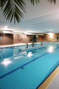 塔拉特马德龙塔拉特酒店的酒店大楼内的大型游泳池