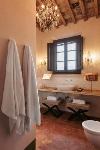 芬奇Exclusive Wine Resort - Villa Dianella的一间带水槽、卫生间和吊灯的浴室