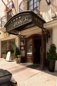 比亚韦斯托克布兰尼基酒店的酒店入口与酒店巴洛克式酒店