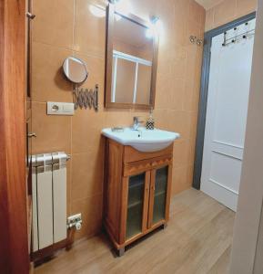 阿尔卡拉拉雷亚尔Victoria Stay的一间带水槽和镜子的浴室