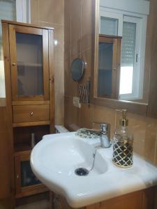 阿尔卡拉拉雷亚尔Victoria Stay的浴室设有白色水槽和镜子