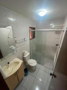纳塔尔Pousada Recanto de Ponta Negra的浴室配有卫生间、盥洗盆和淋浴。