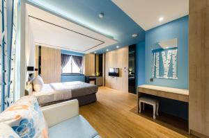 竹山竹林汽车旅馆的卧室拥有蓝色的墙壁,配有一张床和一张沙发