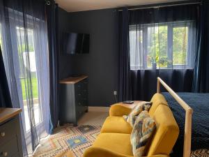 卡比斯贝Carbis Bay Suite, Carbis Bay, St Ives, free parking, near beach的客厅设有黄色的沙发和窗户。