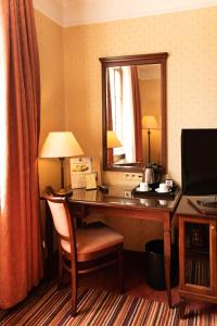 比亚韦斯托克布兰尼基酒店的酒店客房配有书桌和镜子