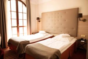比亚韦斯托克布兰尼基酒店的酒店客房设有两张床和窗户。