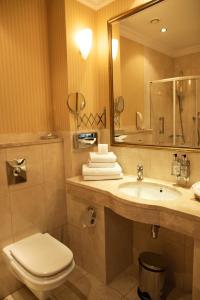比亚韦斯托克布兰尼基酒店的一间带水槽、卫生间和镜子的浴室