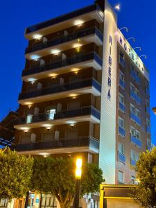 圣地亚哥德拉里贝拉Hotel Ribera的前面有路灯的高楼