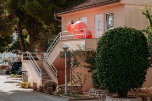 沃迪切马蒂尔德海滩度假村 的粉红色的房子,旁边设有楼梯