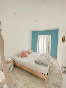 佩尼契WOT Peniche的一间卧室配有一张蓝色墙壁的床