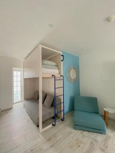 佩尼契WOT Peniche的带两张双层床和椅子的房间