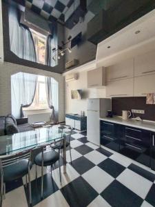 基辅Apartments on Rudanskogo的厨房设有 ⁇ 制地板和桌椅
