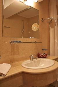 SilistraDanube Hotel & Spa的一间带水槽和镜子的浴室