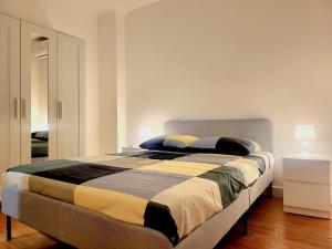 图卢兹Maison de charme的一间卧室,卧室内配有一张大床
