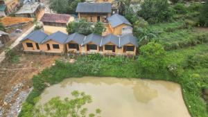 河江Mun Homestay的享有带池塘的房屋的空中景致