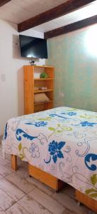 伊图萨因戈Dona Monica的一间卧室配有一张床和一个梳妆台