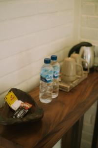 KangkakawalThe Kelong Trikora Resort的木台上两瓶水