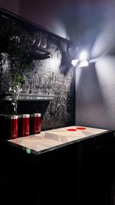 罗兹BDSM Red Room Apartment的一张桌子,上面有红色鼓,墙上有灯