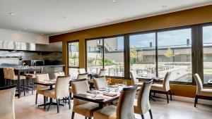 图蓬加托火山Auberge Du Vin, a Tribute Portfolio Hotel的餐厅设有桌椅和窗户。