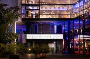 柏林HOTEL BERLIN KÖPENICK by Leonardo Hotels的办公室大楼里灯亮