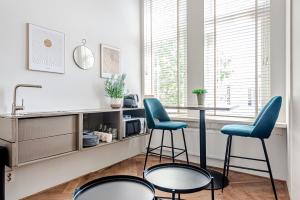 赞德沃特Studio Estelle's with Private Parking的厨房配有2把蓝色的椅子和桌子