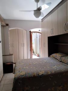 托雷斯Apartamento com pátio e anexo exclusivo的一间卧室配有一张床和一些橱柜