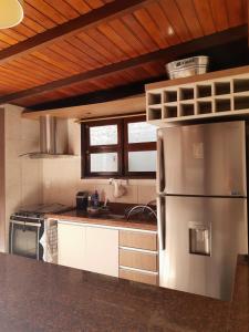 托雷斯Apartamento com pátio e anexo exclusivo的厨房配有不锈钢冰箱