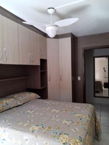 托雷斯Apartamento com pátio e anexo exclusivo的一间卧室配有一张床和吊扇