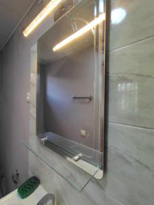 阿哈尔齐赫Katly的浴室设有镜子和水槽
