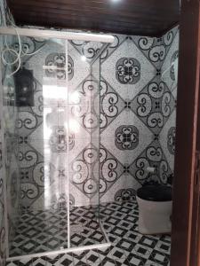 托雷斯Apartamento com pátio e anexo exclusivo的浴室设有黑色和白色的瓷砖墙