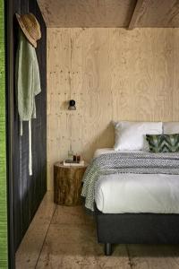 费尔普Buitenplaats Beekhuizen的一间卧室设有一张床和木墙