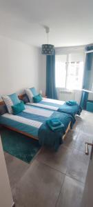圣保罗德费努耶Maison de village avec une pièce de vie lumineuse的卧室内的一张大床,配有蓝色窗帘