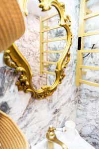 塞莱斯塔Appartement de la noblesse - designed by C.M的浴室的墙上装有金色镜子